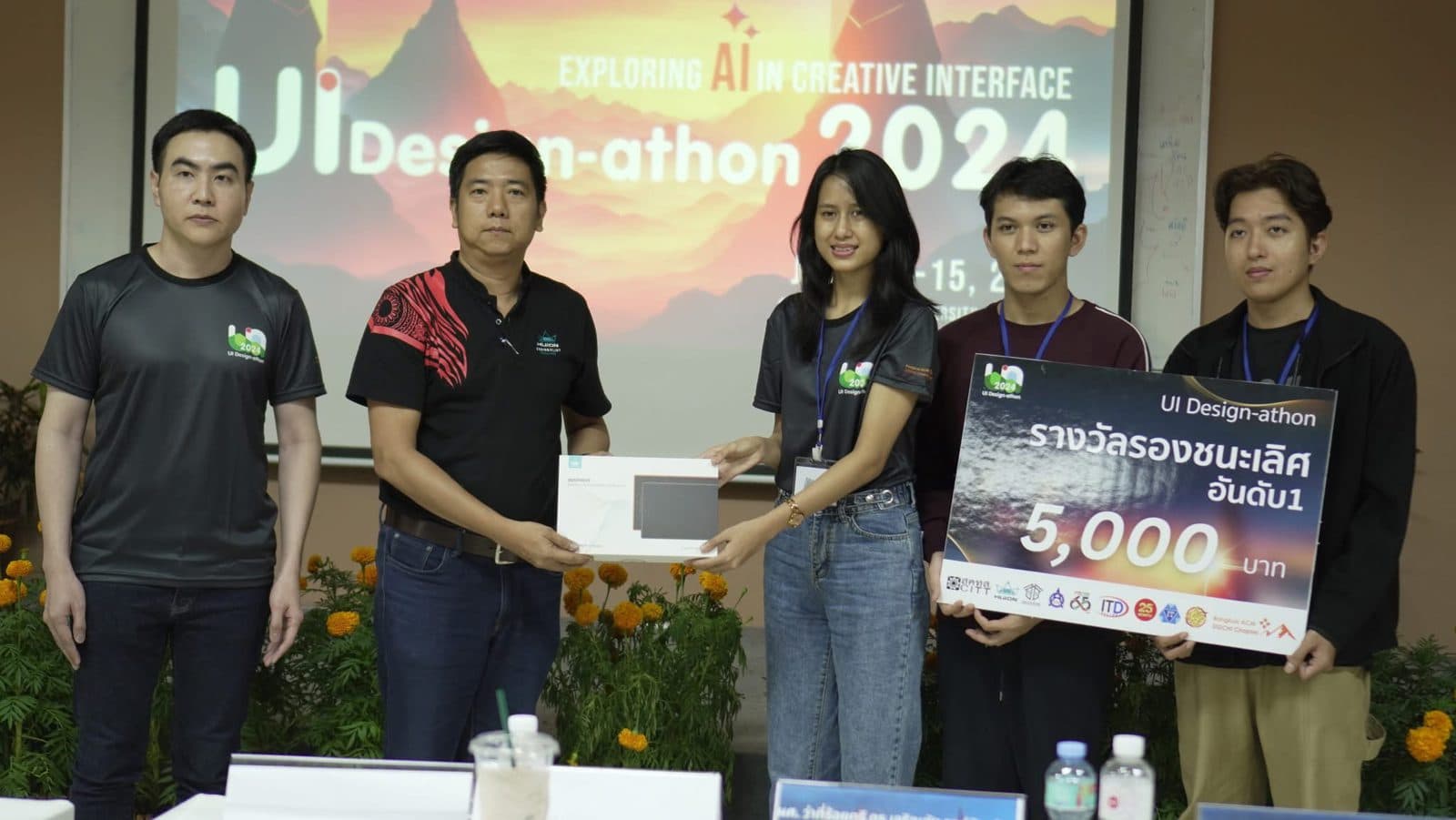 Buk on stage collecting the UI Designathon 2024 prize
